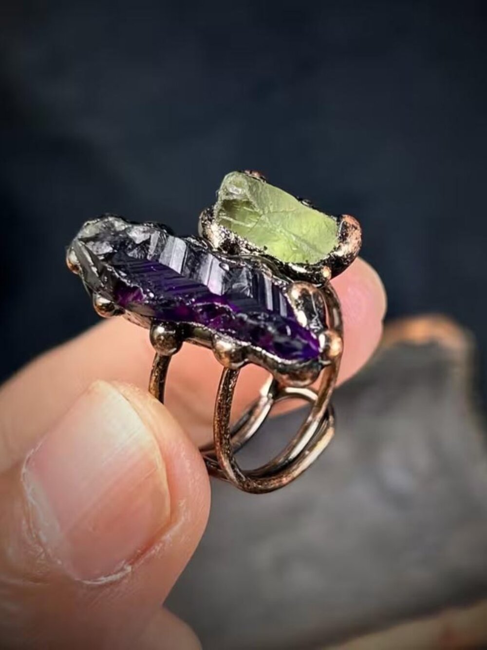 NATURAL AMETHYST ROUGH AND GREEN FLUORITE ARTISTIC EXPRESSION RING (ADJ) N